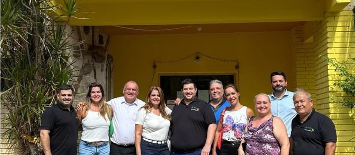 Equipo de Fundacion Panal entregando alimentos